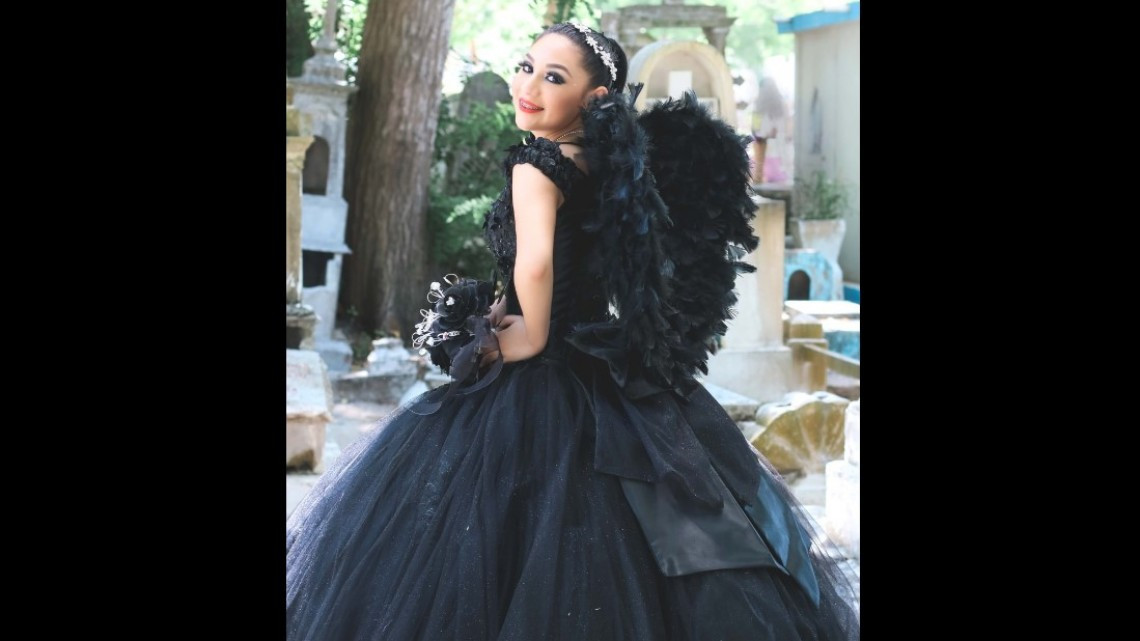 "Quinceañera Dark" hace sesión de fotos en panteón de Tampico