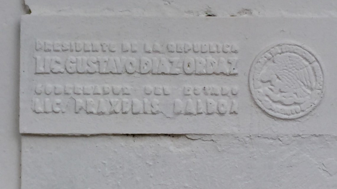 Niños de primaria estudian en el patio de la escuela