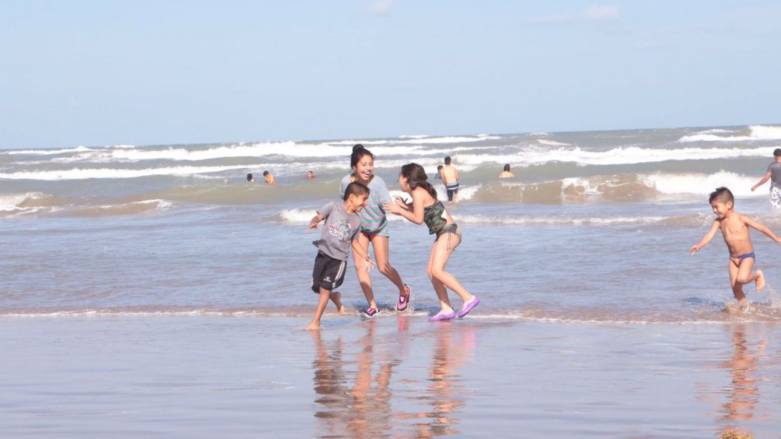Gran afluencia de visitantes en playa tesoro, en este Viernes Santo.