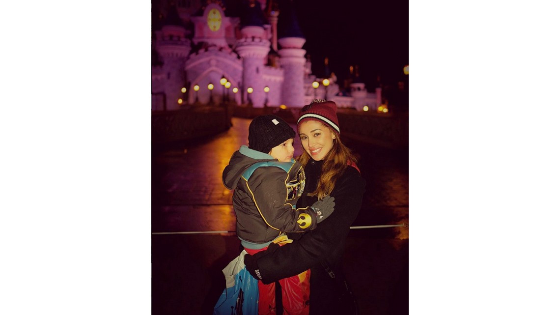 Ex "Playmate" escandaliza por dar lengüetazo a su hijo