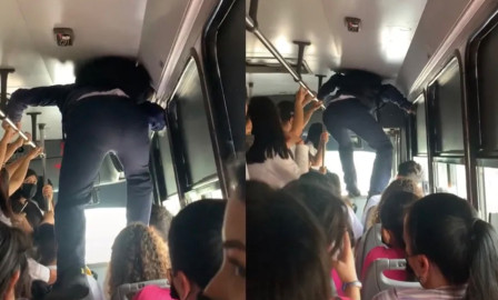 Joven camina sobre asientos para bajar de autobús lleno