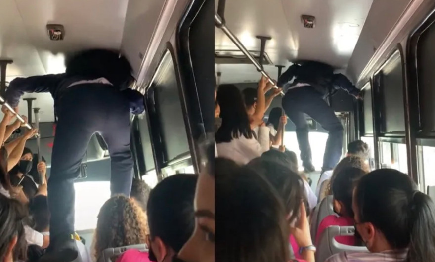 Joven camina sobre asientos para bajar de autobús lleno