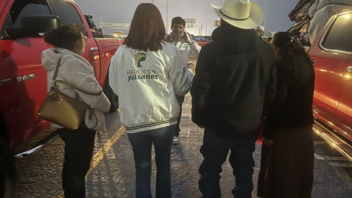 Arriban caravanas de paisanos por el puente internacional Pharr