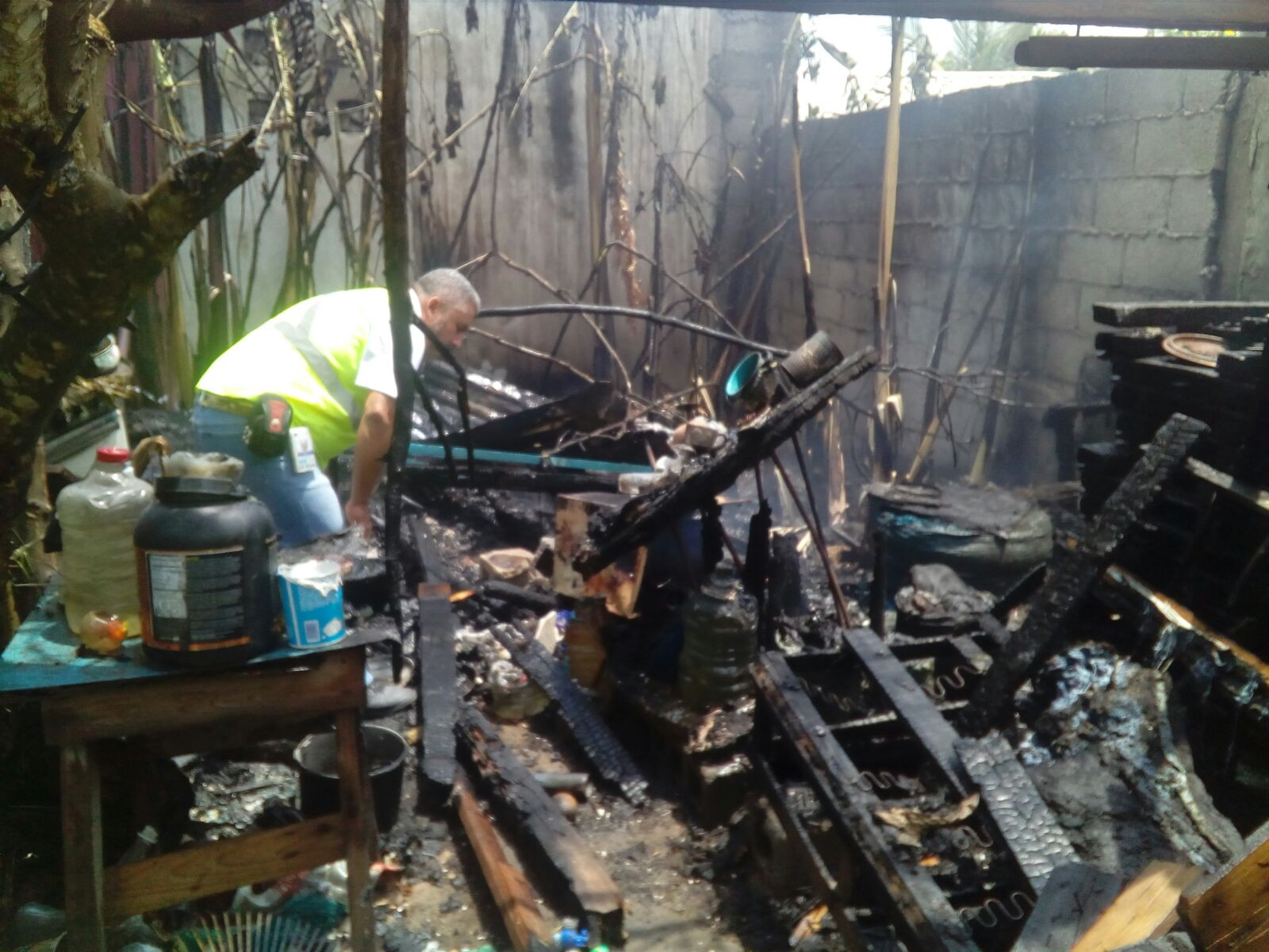 Tras olvidar frijoles en la lumbre, humilde vivienda se incendia.