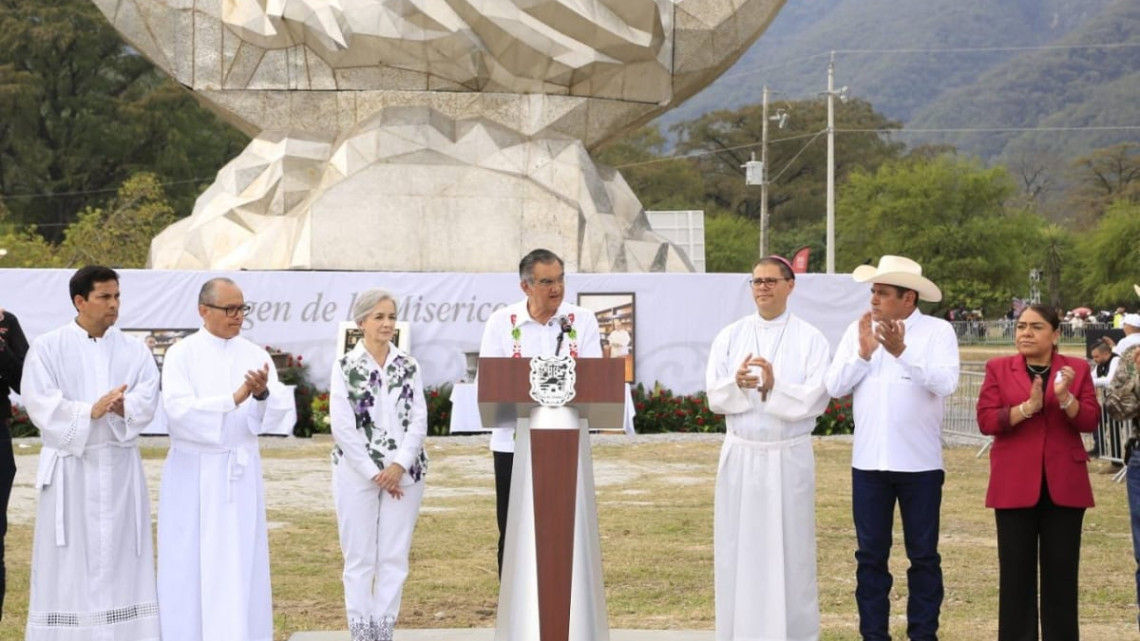 Entregan Américo y María escultura monumental de la Virgen de la Misericordia en El Chorrito