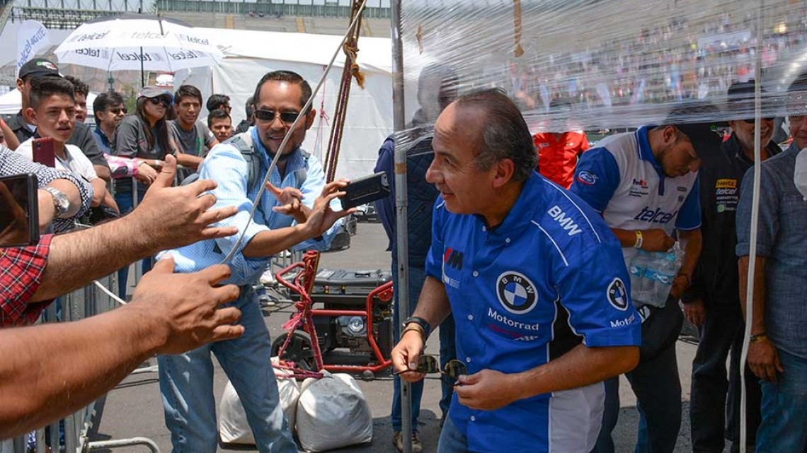 Felipe Calderón debuta como piloto