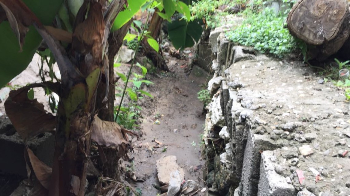 Canal a cielo abierto, punto de riesgo para familias del sector Montealto
