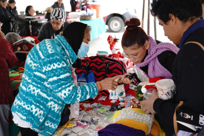 Con amor y dedicación, alumnas de DIF ponen a la venta sus creaciones navideñas