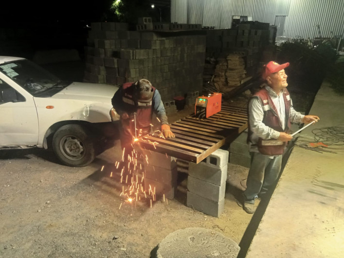 Elabora e instala rejillas pluviales personal del Municipio de Reynosa