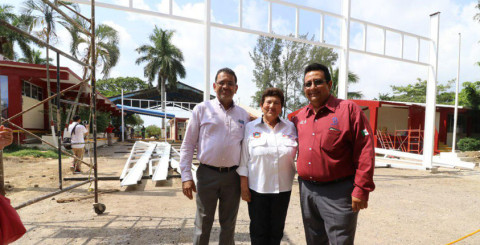 Supervisa alcaldesa construcción de techumbre en el CETis 22