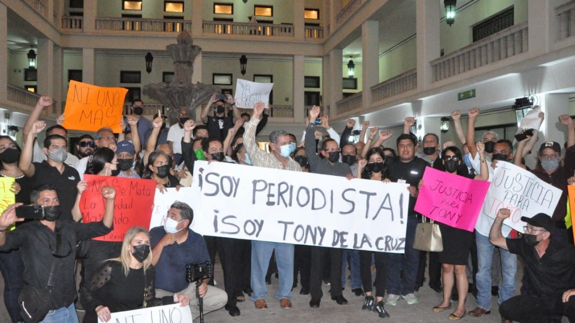Marchan periodistas para exigir justicia por Tony de la Cruz 