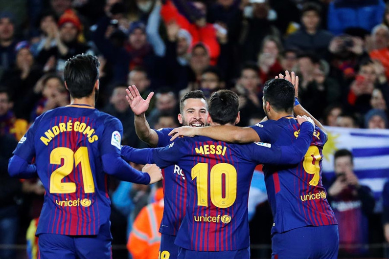 Barcelona da cátedra de futbol en casa
