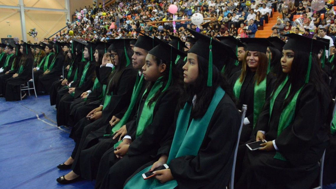 Asiste Maki a graduación de la XXXIV Generación del Conalep