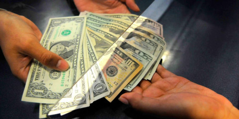 Se vende el dólar en $17.95 en promedio en casas de cambio