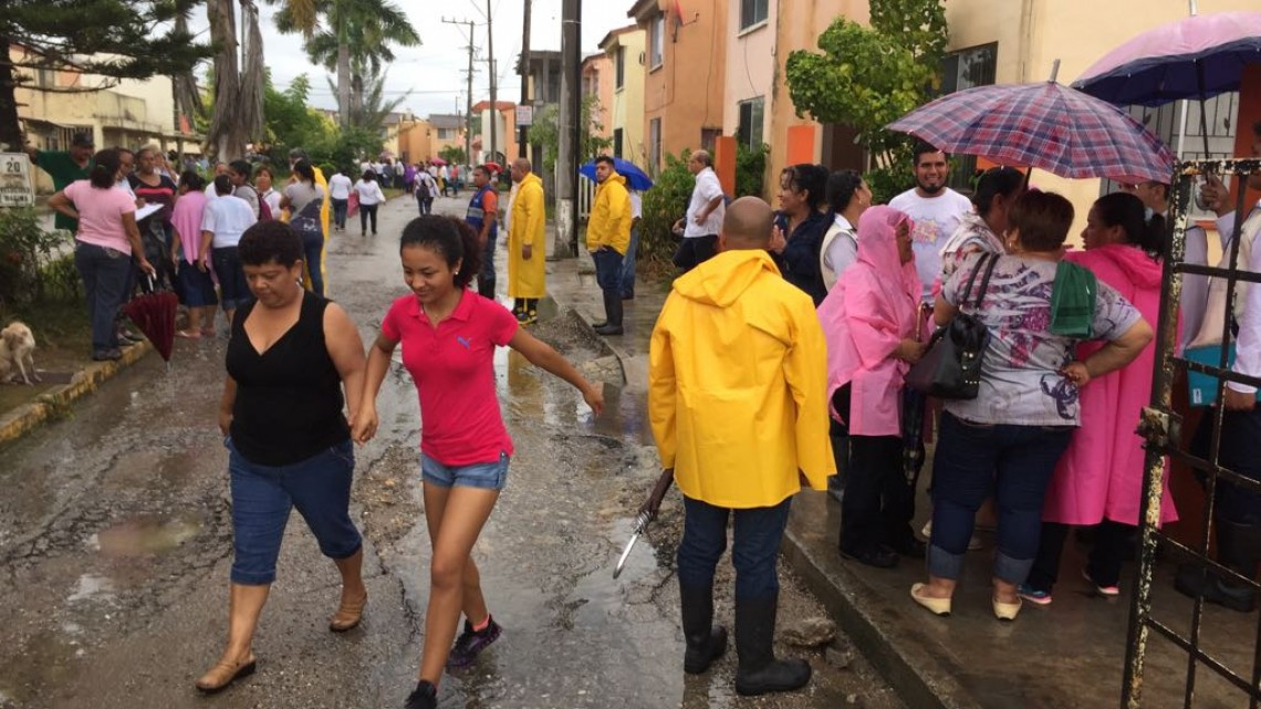 Gobernador visita zona afectada por inundación