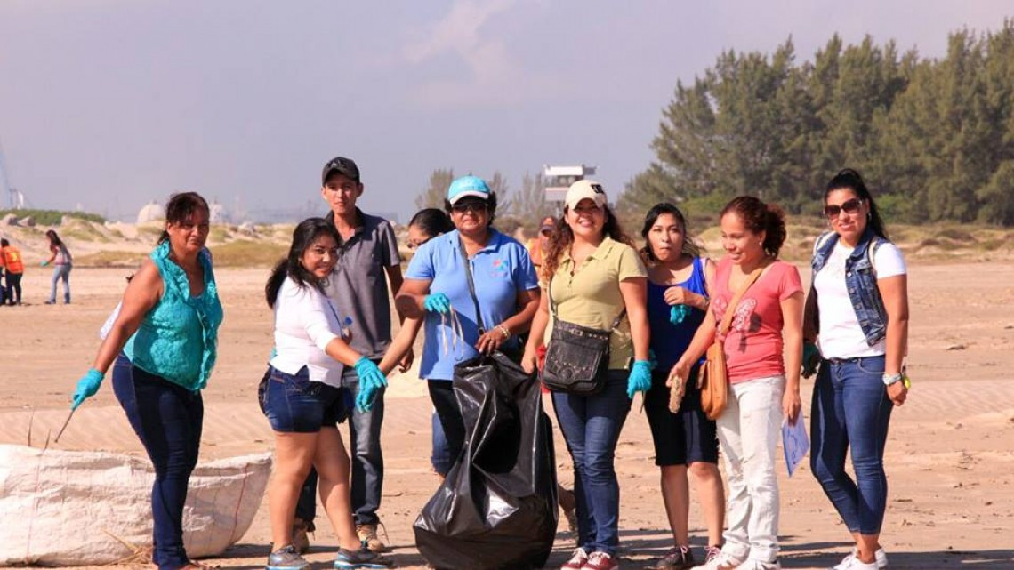 Realizan jornada de limpieza en Playa Tesoro