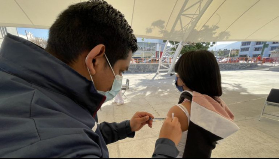 Vacunarán a alumnos contra el Covid en planteles educativos 