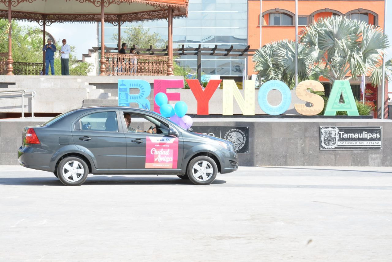 Entrega municipio auto a contribuyente cumplido