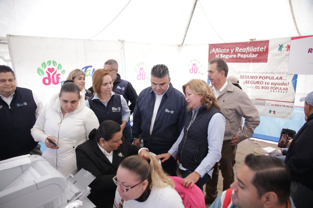 "Abrazando Familias" visita colonia 10 de mayo