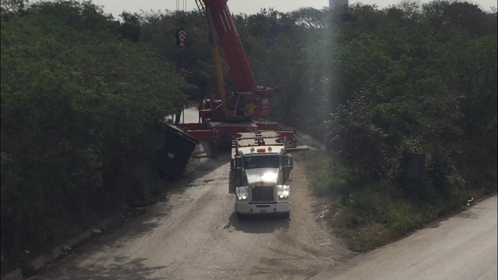 Tráiler ladea carga en otro distribuidor vial; Segundo accidente similar en menos de una semana