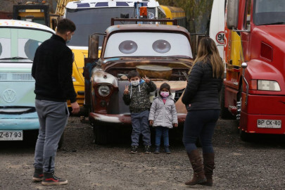 Mecánico recrea autos de la película ‘Cars’ para los niños
