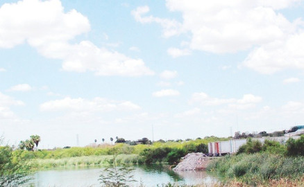 Tiran escombro en El Laguito