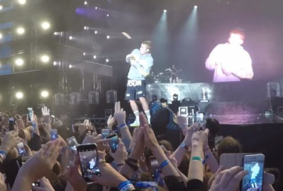 Arrojan botella a Justin Bieber por no querer cantar "Despacito"