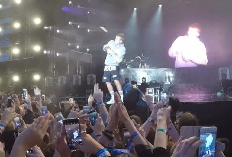Arrojan botella a Justin Bieber por no querer cantar "Despacito"