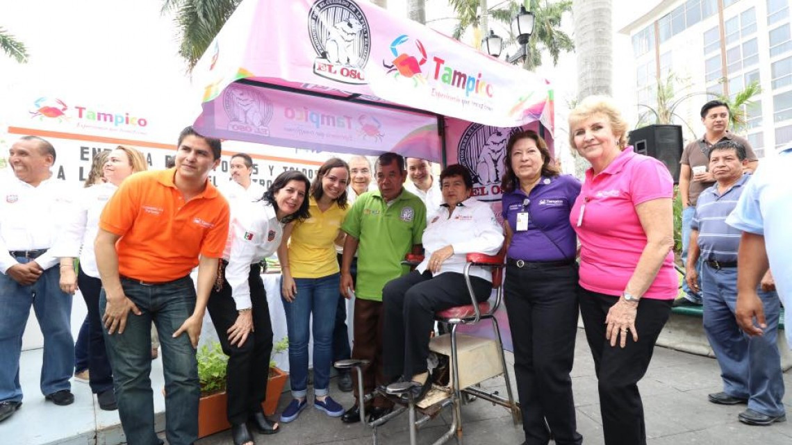 Entrega Alcadesa uniformes y toldos a los aseadores de calzado