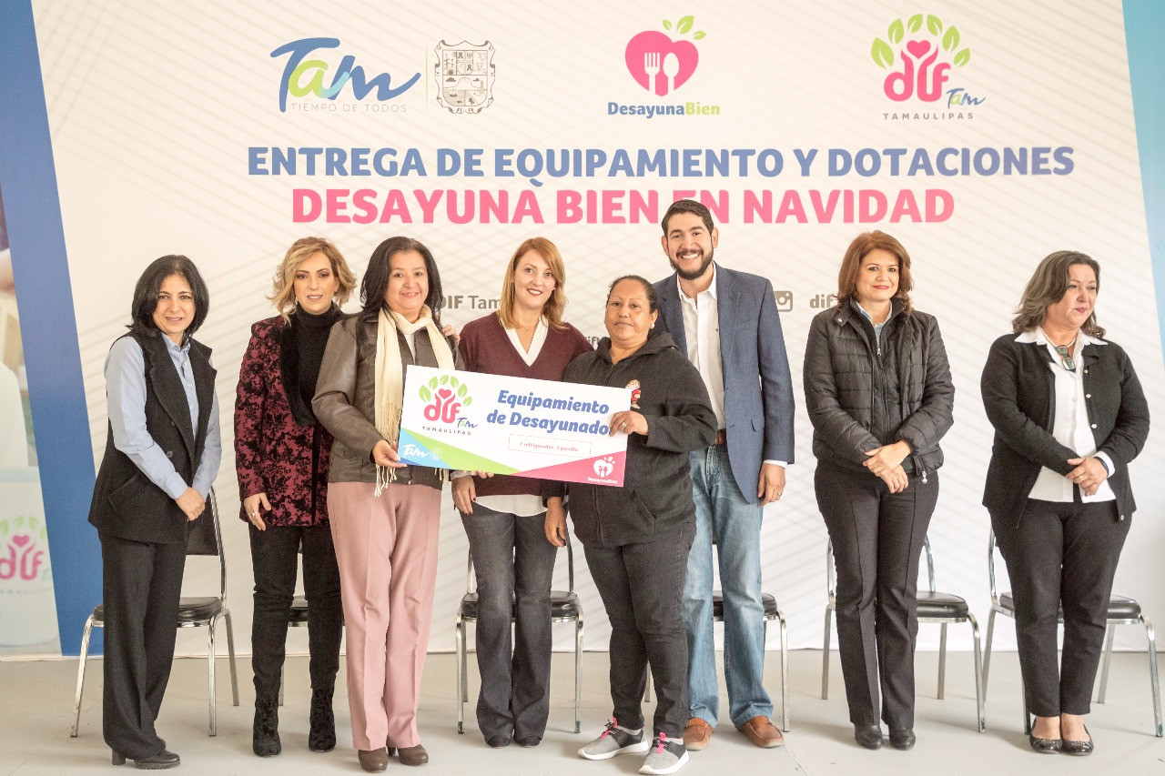 Entrega DIF dotaciones "Desayuna bien en navidad"