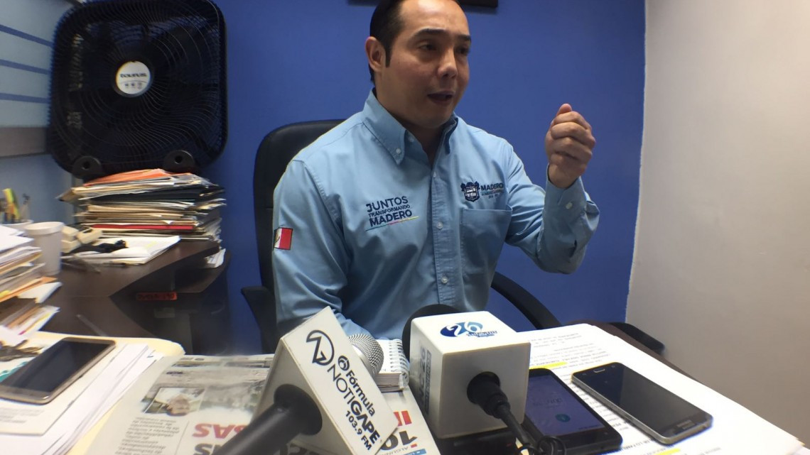 Retirará Ayuntamiento enrejado de cocheras que invaden vía pública