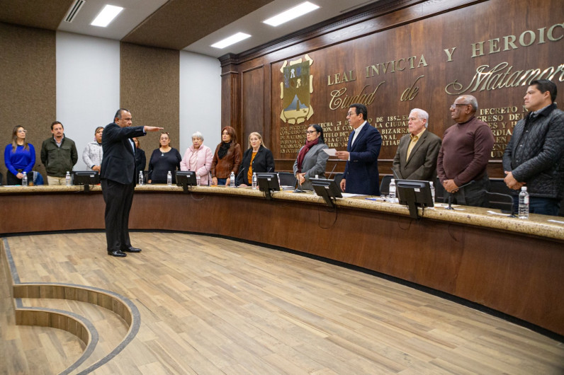 Toma protesta a Angel Benito Gómez, como titular de la sexta regiduría en el Cabildo