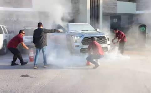 Camioneta de Fernández Noroña se incendia en Gira por Matamoros