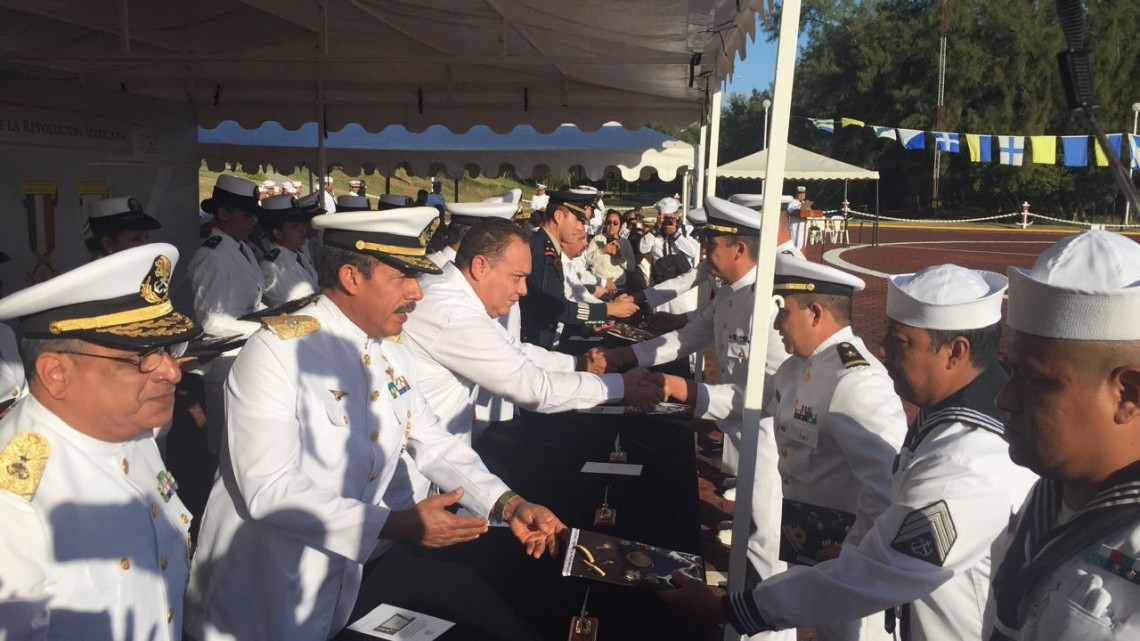 Condecoran y reconocen a personal naval 