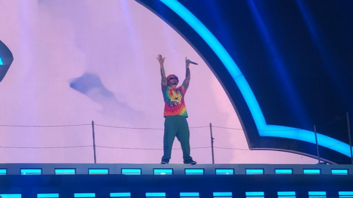 JBalvin levanta la mano por la salud mental y migrantes 