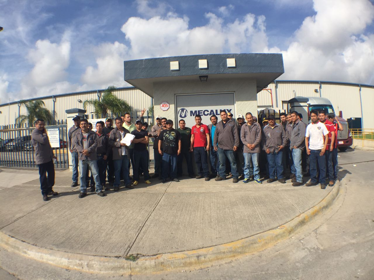 Por no saludar al líder sindical, obreros son castigados