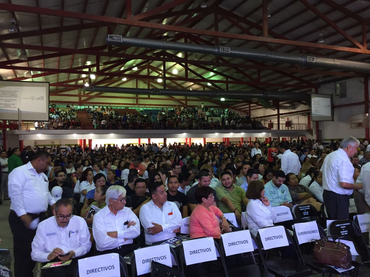 Se reúne Héctor Escobar con maestros de secundarias 