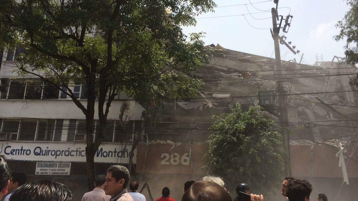 Reportan daños en edificios y avenidas tras sismo en CDMX