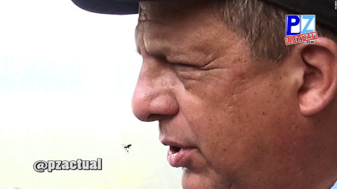 Presidente de Costa Rica se come una avispa durante entrevista