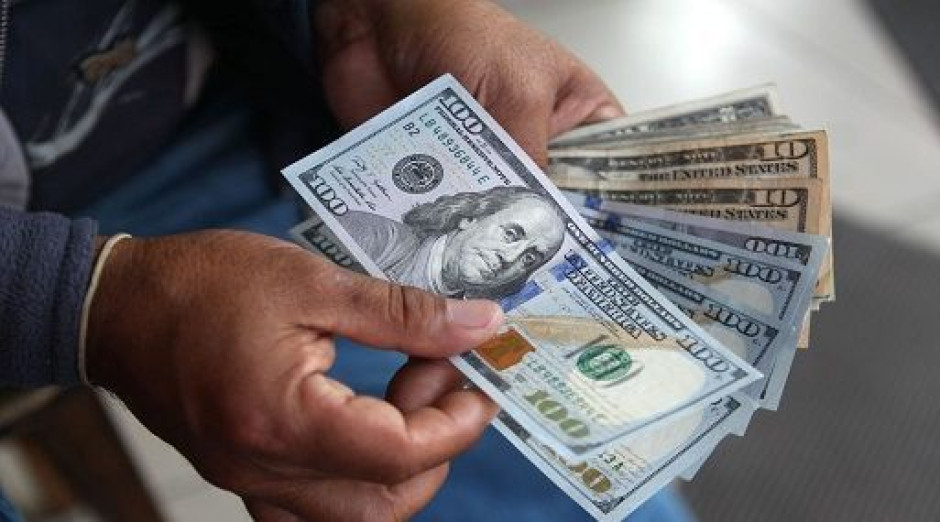 Dólar inicia a la venta en 18 pesos en casas de cambio 