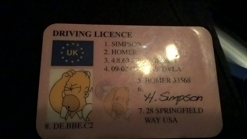 Detienen a hombre que portaba licencia de conducir de H. Simpson