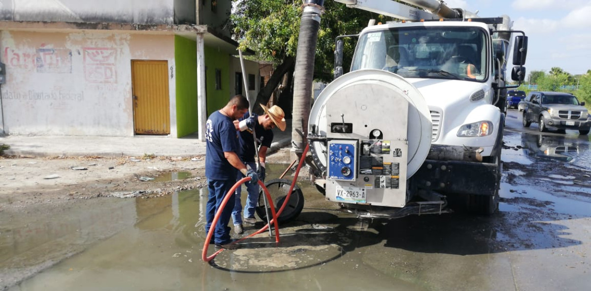 Apoyan con Vactor de Obras Públicas desazolve de red sanitaria