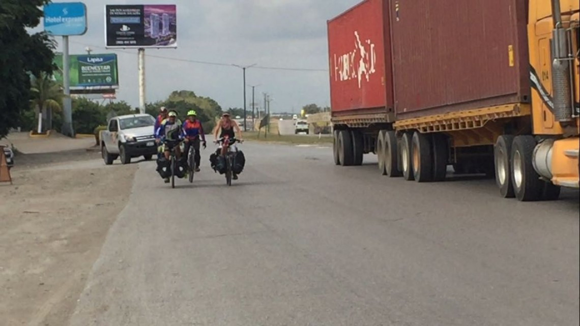 Canadienses recorren el continente americano en bicicleta