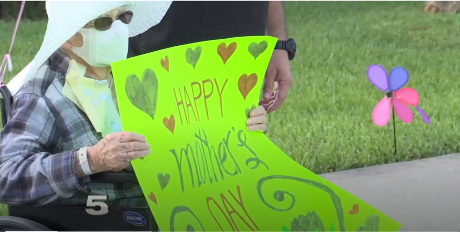 Pese a contingencia, organizan desfile en honor a las madres en casas de ancianos 