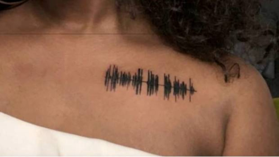 #VIDEO Se tatúa audio de su abuela fallecida