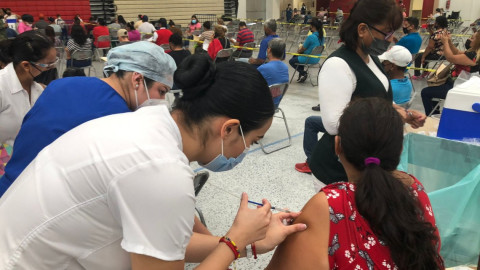 Aplican segunda dosis de la vacuna contra Covid-19 a persona de 40 a 49 años en Nuevo Laredo