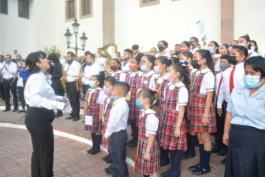 Estudiantes participan en Honores a la Bandera de Presidencia Municipal