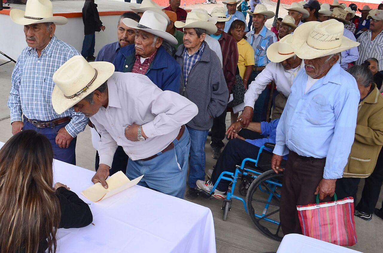 Entregan 377 millones a productores agrícolas