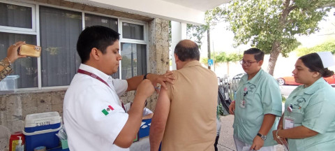 Realizan vacunación masiva en la Clínica ‘Agosto 12’