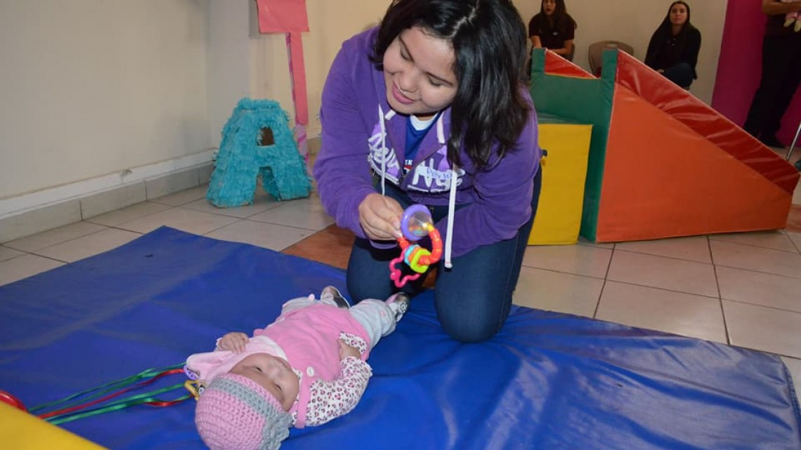 Jóvenes del programa AMA participan en taller